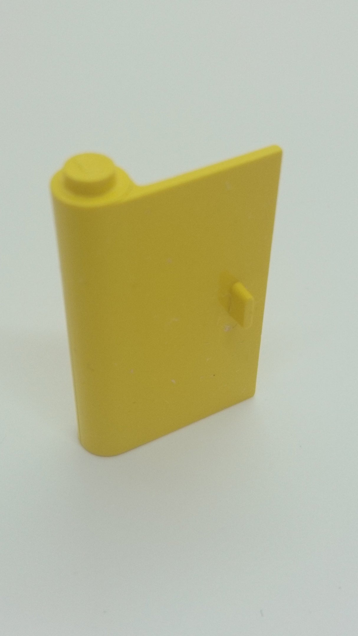 1x3x4 Tür offen zwischen oberem und unterem Scharnier links gelb