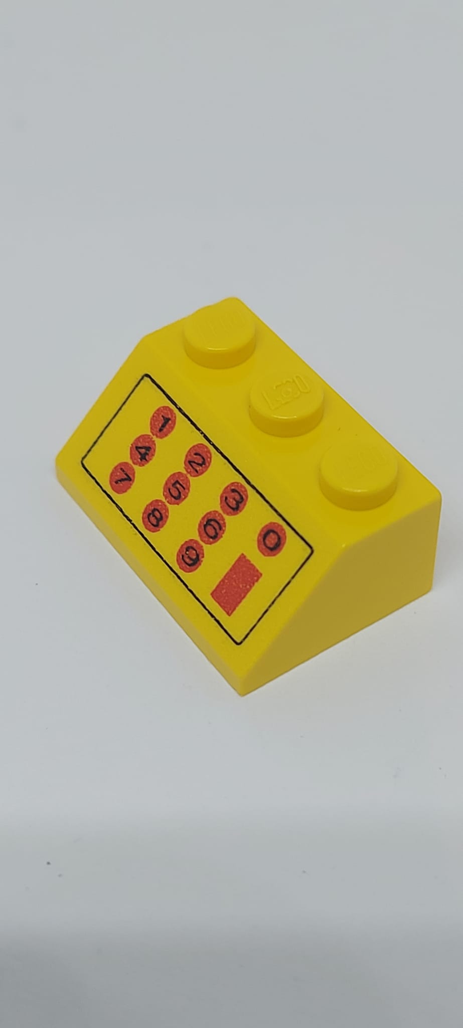 2x3 Dachstein 45° bedruckt with Red and Black Cash Register Pattern gelb