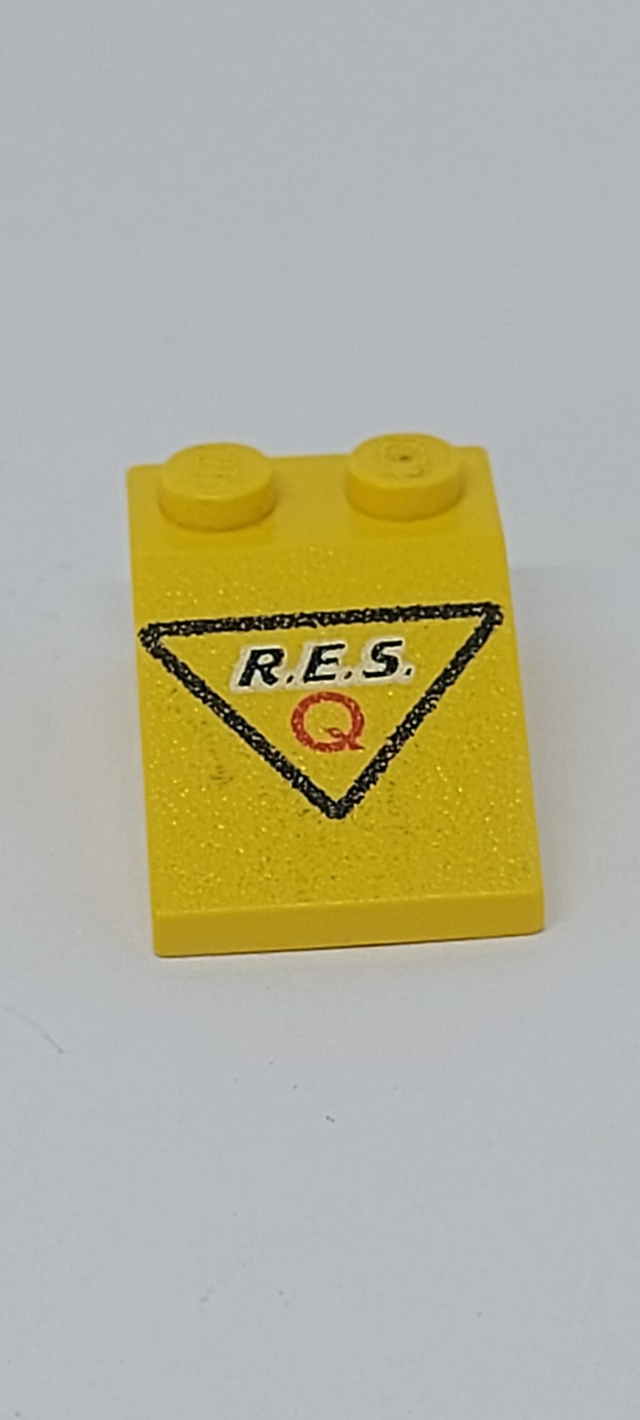 2x3 Dachstein 25° bedruckt with Black 'R.E.S.' and Red 'Q' in Black Triangle Pattern gelb