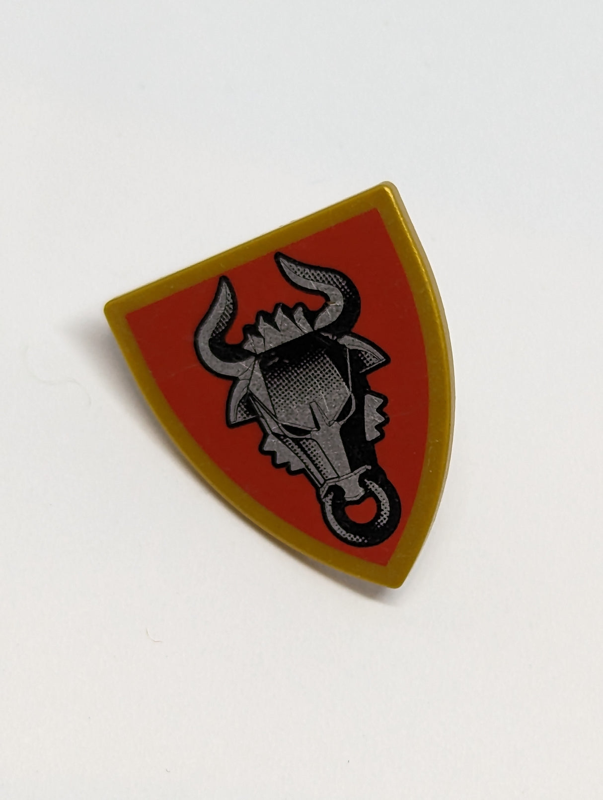 Schild bedruckt Triangular with Silver and Black Adric Bull on Dark Red Background Pattern pearlgold pearl gold