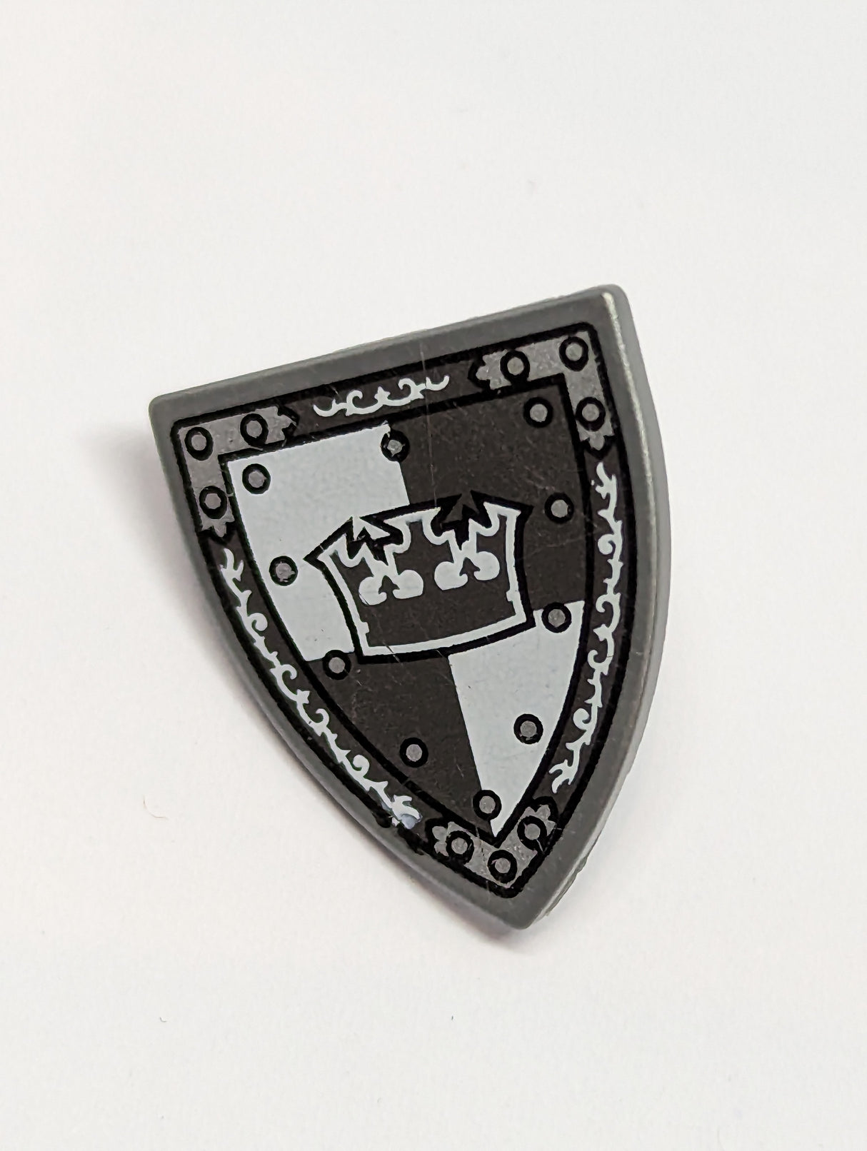 Schild bedruckt Triangular with Gray Crown on White and Gray Quarters Background Pattern flat silver