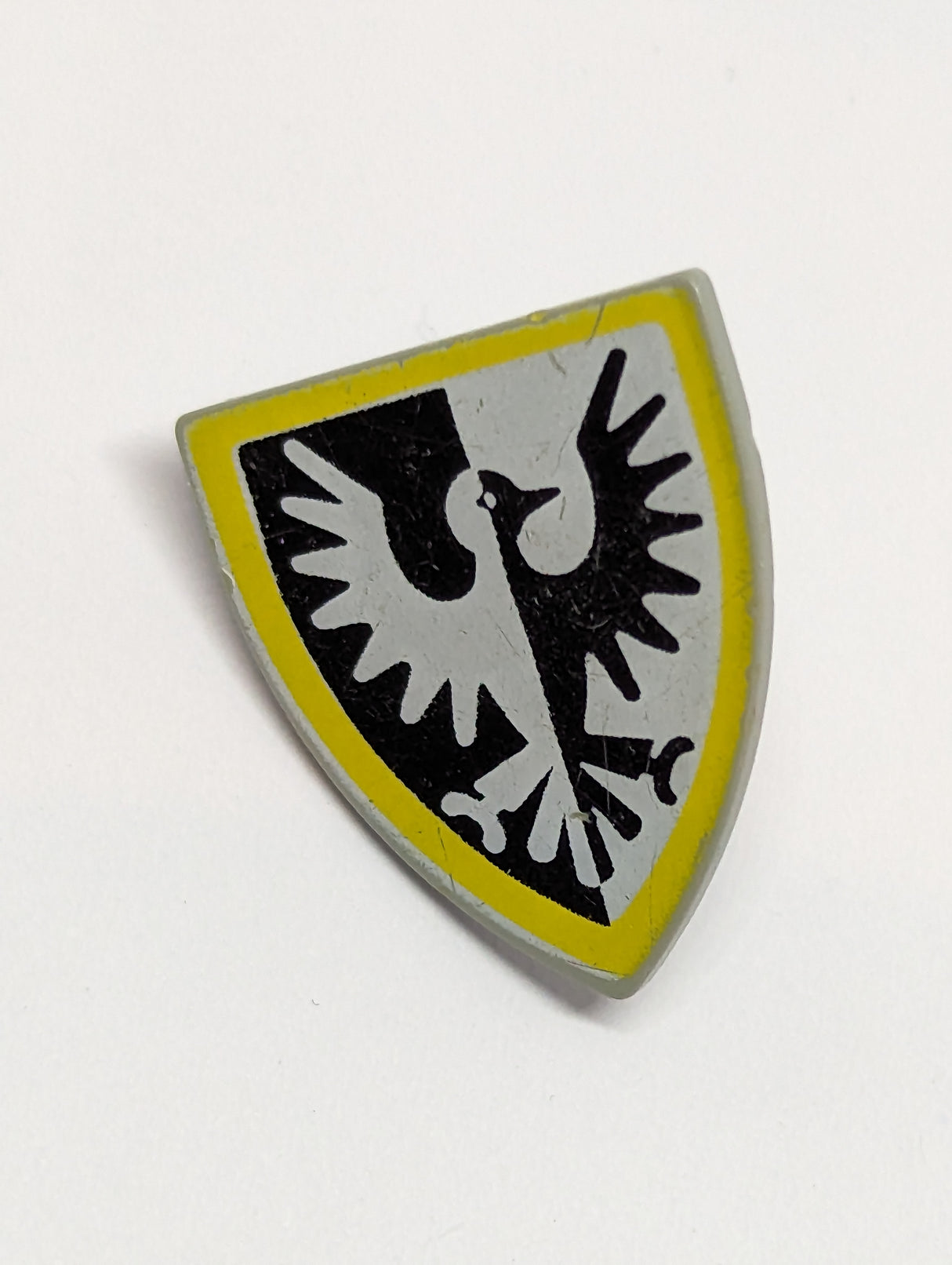 Schild bedruckt Triangular with Black and White Falcon with Yellow Border Pattern althellgrau light gray