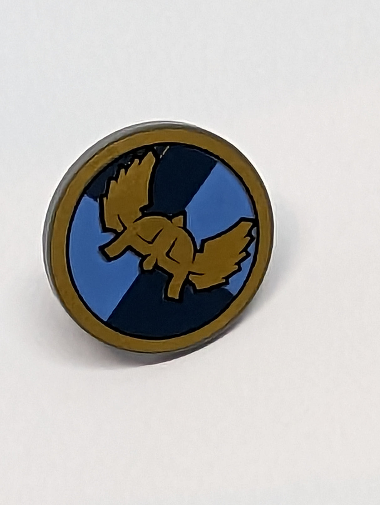 Schild bedruckt Rund with Winged Helmet on Dark Blue and Medium Blue Quarters Background Pattern neudunkelgrau dark bluish gray