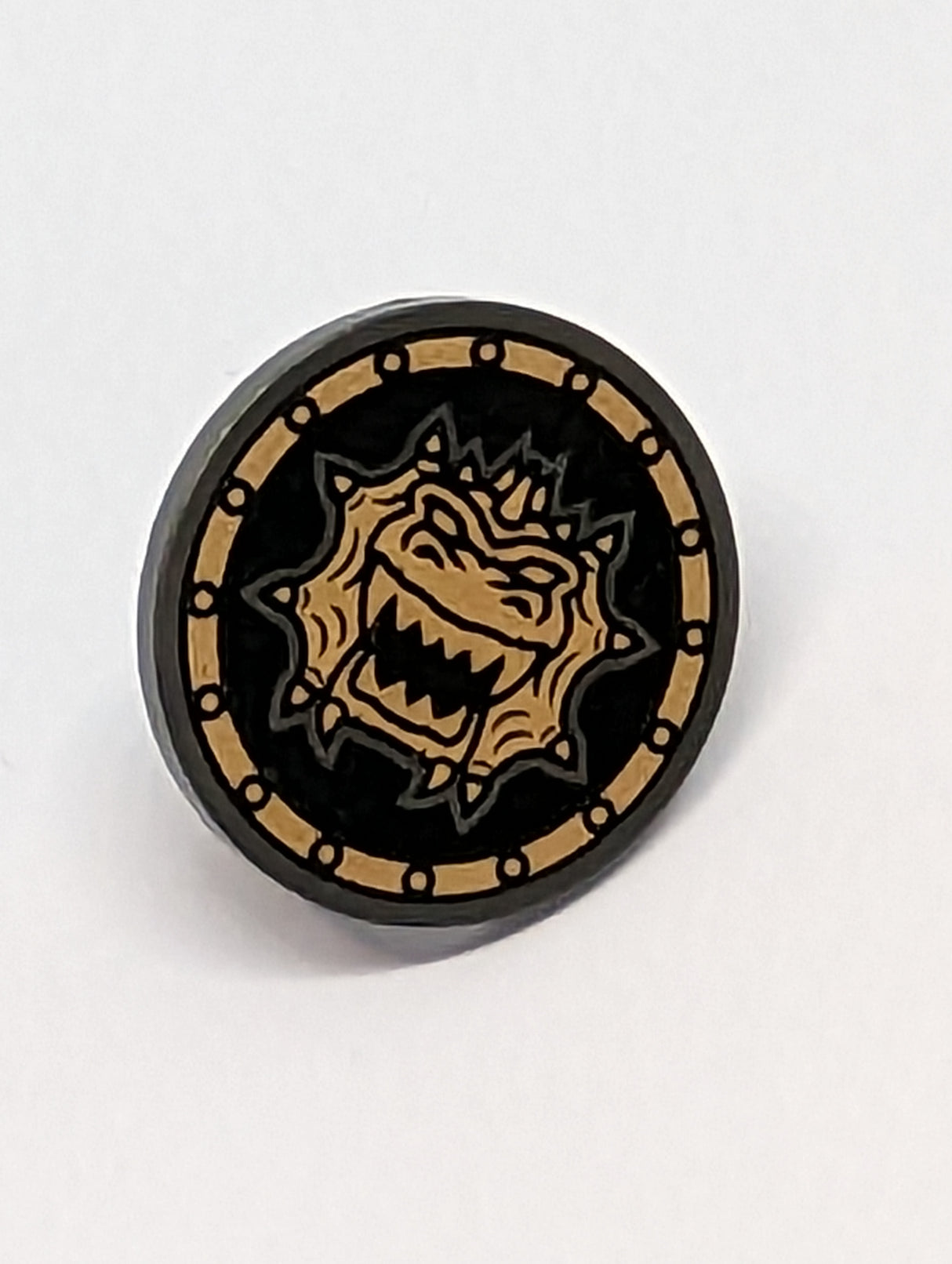 Schild bedruckt Rund with Gold Dragon Head with Jagged Teeth Pattern titan pearl dark gray