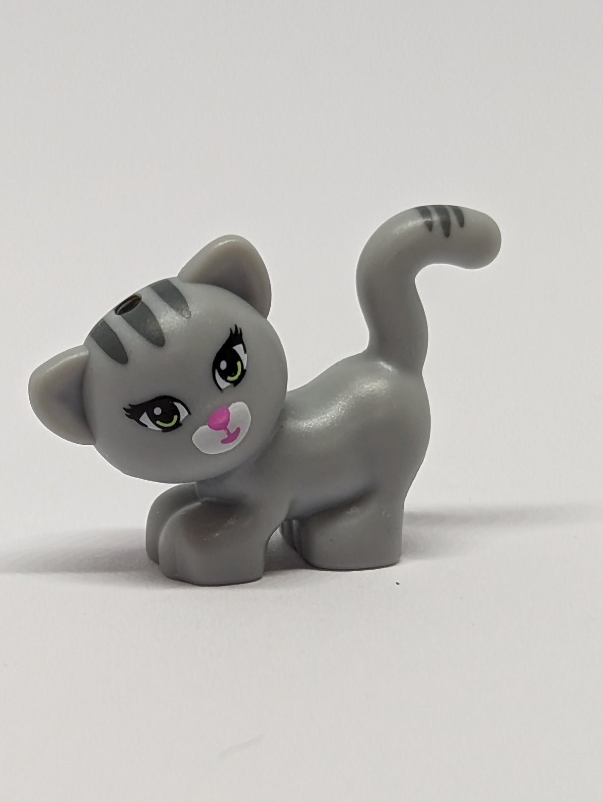 Katze, Friends, stehend, nach links schauend mit mintgrünen Augen, dunkelgrau und weiss bedruckt (Maxie) neuhellgrau light bluish gray