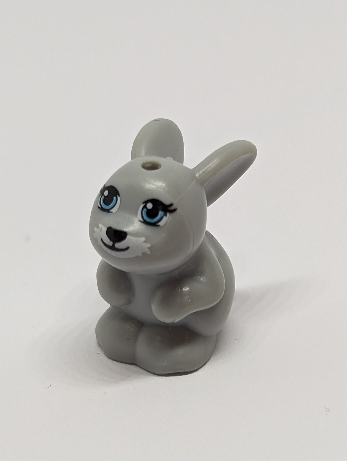 Kaninchen Hase klein Friends sitzend mit blauen Augen, schwarzer Nase und weissem Bart, neuhellgrau light bluish gray