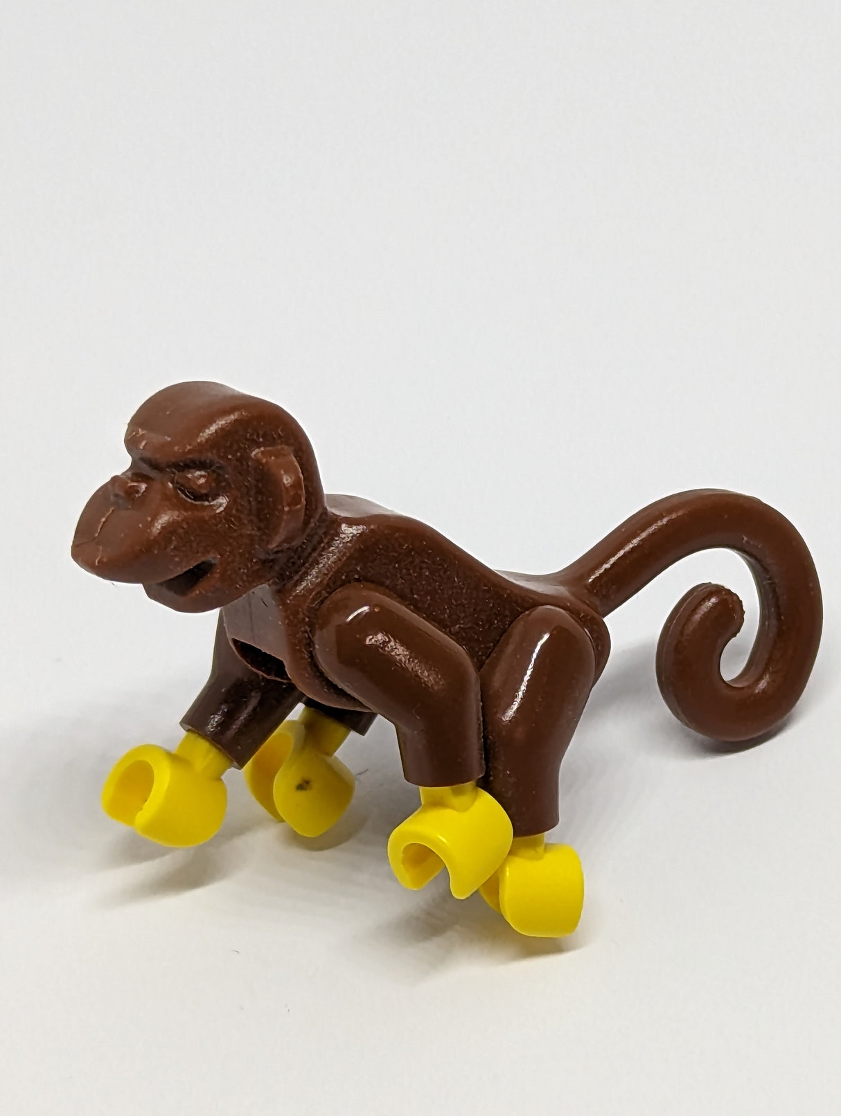 Affe mit gelben Händen und Füssen neubraun reddish brown