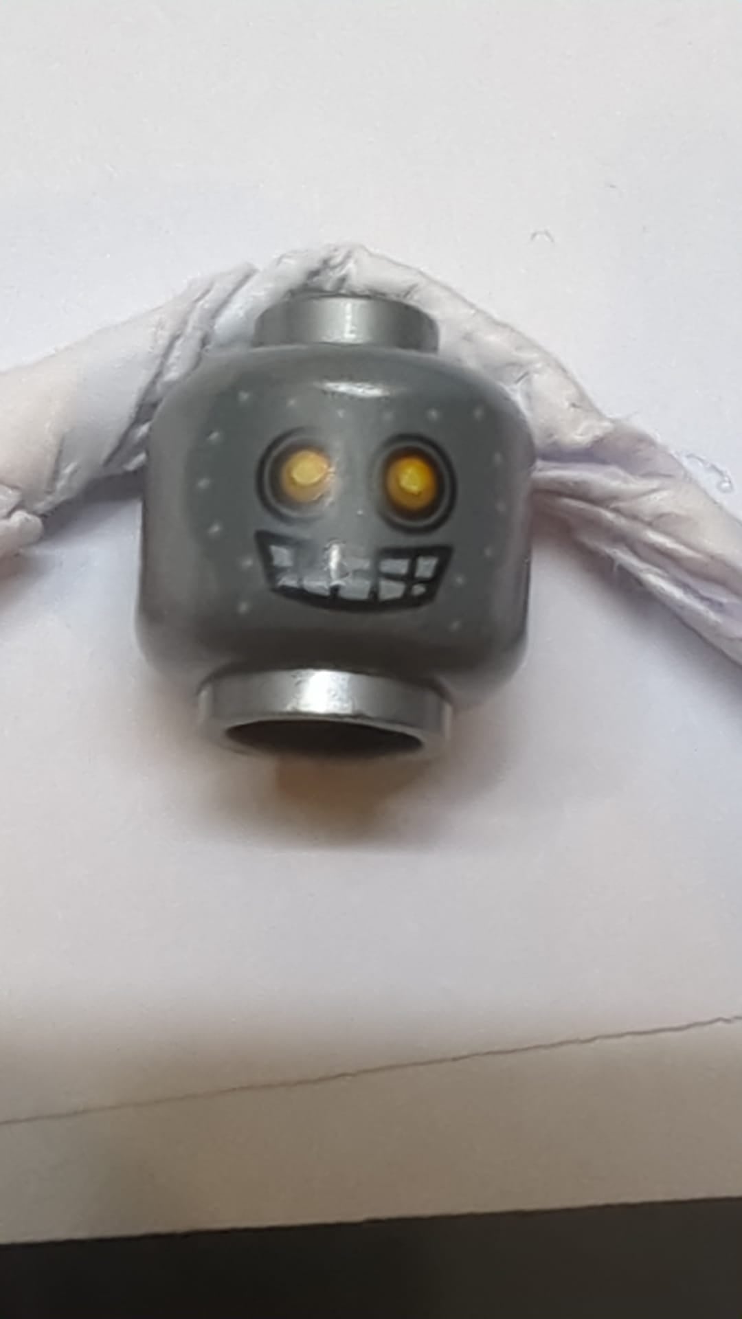 Minifigur, doppelseitiger Alien-Roboterkopf mit gelben Augen, Maske mit Metallschrauben dunkles Pearlsilber