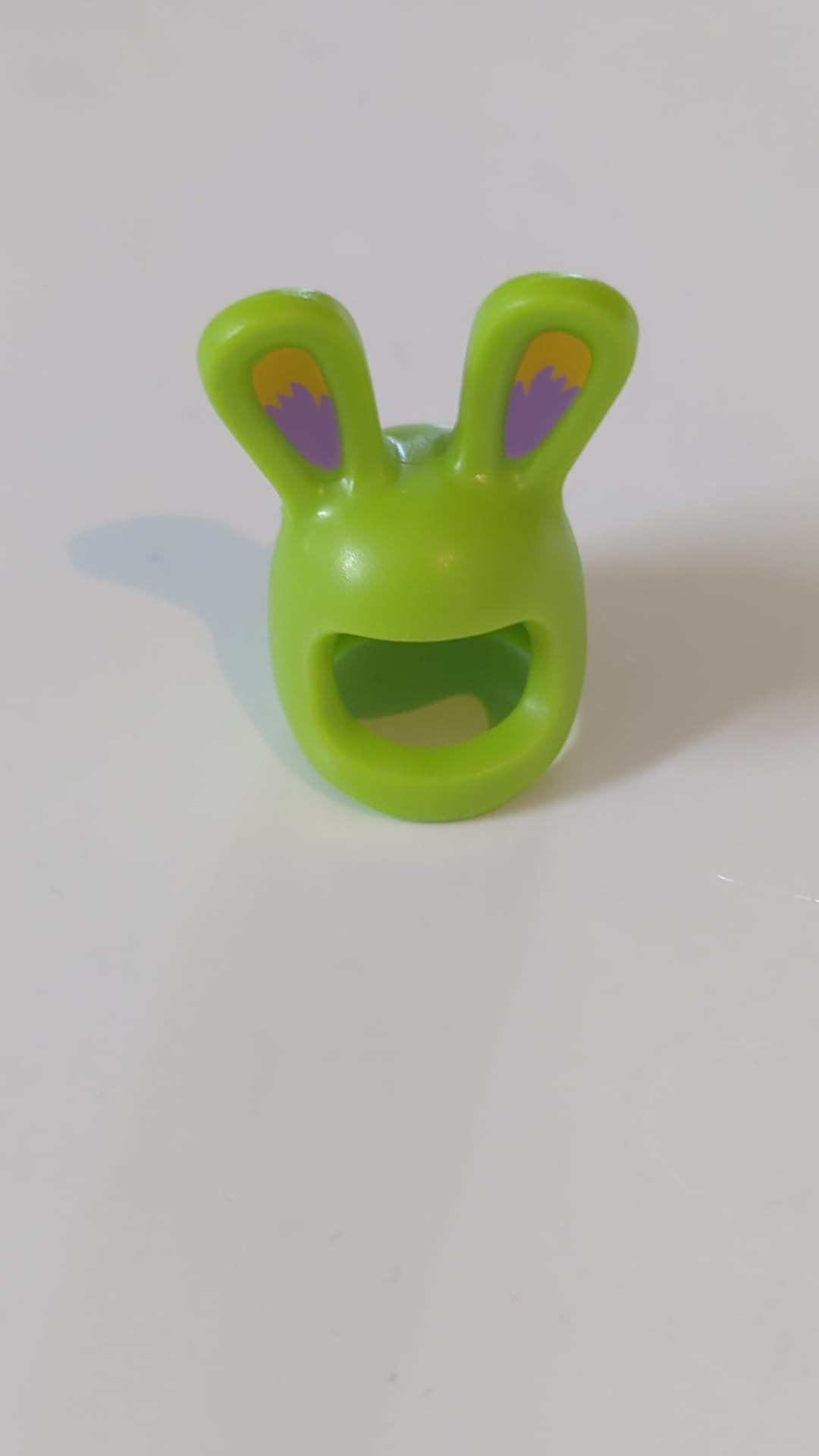NEU Minifigur, Kopfbedeckung, Kopfbedeckung, Kostüm, Hasenohren mit leuchtend hellorangefarbenen und mittellavendelfarbenen Ohrmuscheln, Muster „BAM“ lindgrün
