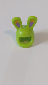 NEU Minifigur, Kopfbedeckung, Kopfbedeckung, Kostüm, Hasenohren mit leuchtend hellorangefarbenen und mittellavendelfarbenen Ohrmuscheln, Muster „BAM“ lindgrün