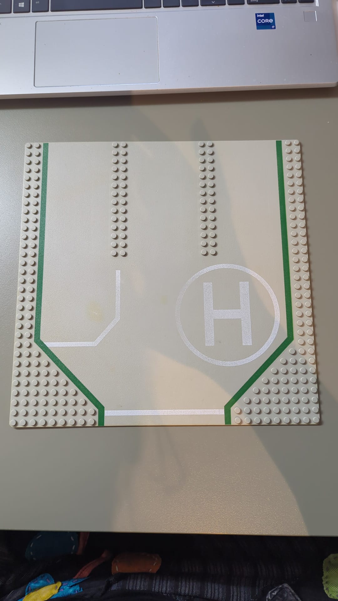 32x32 Bauplatte, Straße mit 3 Zufahrten, weißen Linien und kreisförmigem H-Muster