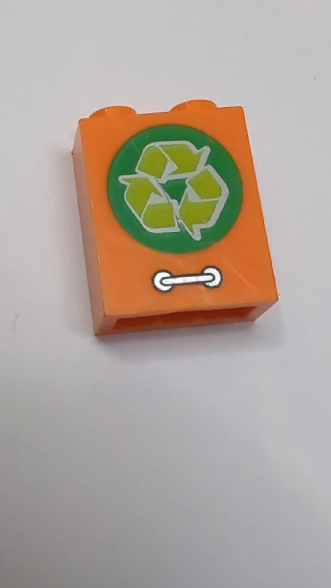 1x2x2 Stein mit innenliegender Noppenhalterung, grünen Recycling-Pfeilen für Kalk in einem Kreis und silbernem Türgriffmuster