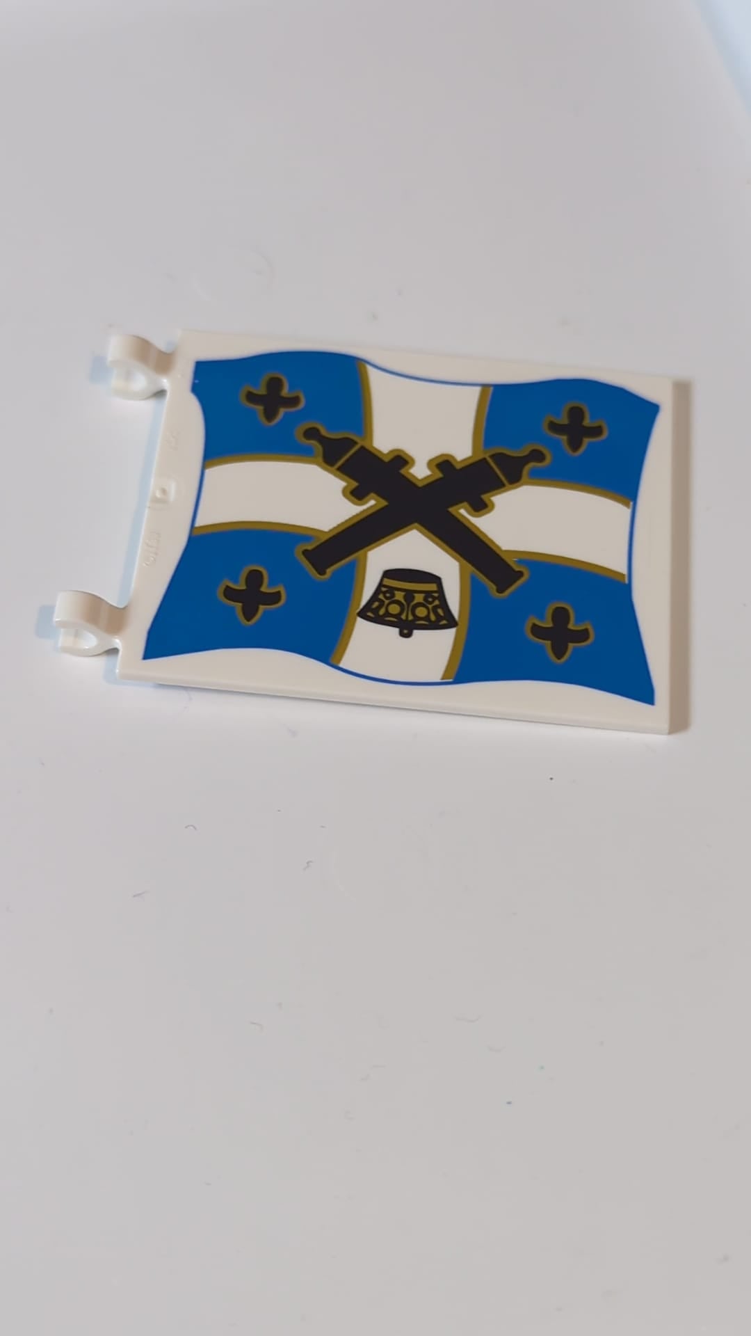 6x5 Flagge mit gekreuzten schwarzen Kanonen und Krone über einem blau-weißen Kreuz mit gelben Umrissen auf beiden Seiten weiß