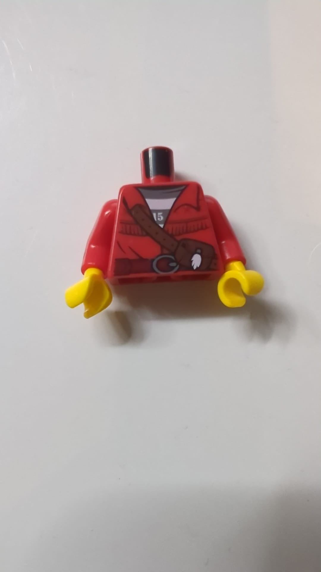 Torso Stadt Gefangenenhemd unter Fransenjacke mit Lederbeutelmuster / Rote Arme / Gelbe Hände rot