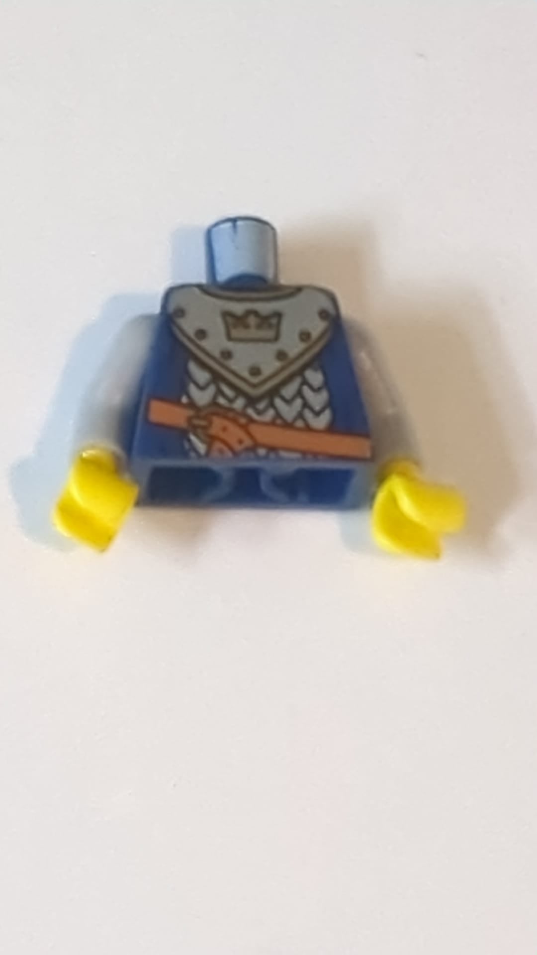 Oberkörper, Schuppenpanzer aus der Fantasy-Ära, Muster mit Krone auf dem Kragen / Hellblaugraue Arme / Gelbe Hände dunkelnblau
