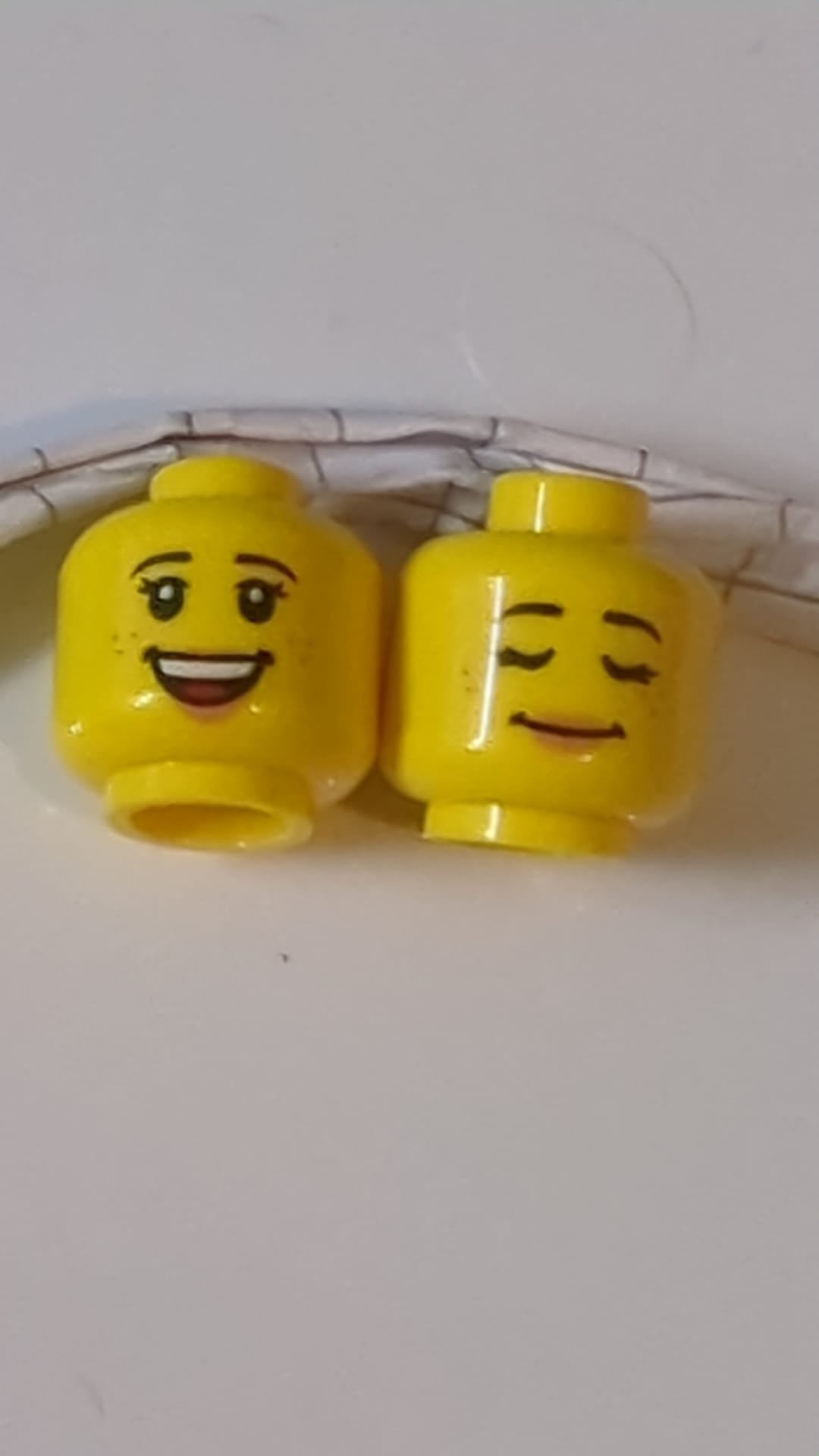 NEU Minifigur, doppelseitiger weiblicher Kopf mit schwarzen Augenbrauen, doppelten Wimpern, nougatfarbenen Lippen und Sommersprossen, offenem Mund, Lächeln mit sichtbaren oberen Zähnen und roter Zunge / Schlafmuster gelb