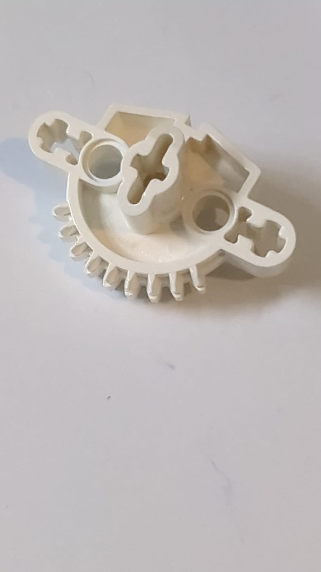 Bionicle Matoran-Torso, Zahnrad mit 9 Zähnen, 3 Achsenlöchern und 2 Stiftlöchern weiß
