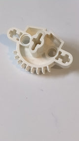 Bionicle Matoran-Torso, Zahnrad mit 9 Zähnen, 3 Achsenlöchern und 2 Stiftlöchern weiß