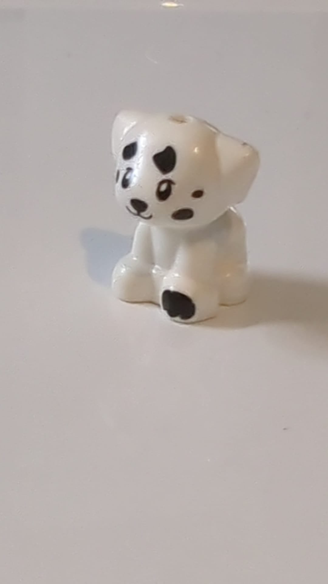 Hund, Mini-Puppenstil, Welpe, stehend, klein mit schwarzen Augen, Nase, Maul, Pfote und Fleckenmuster "Friends Elliot / Pebble / Disney Dalmatiner " weiß