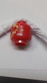 Minifigur, Alienkopf mit leuchtend orangefarbenen Augen, dunkelroten Augenbrauen, weißen, freiliegenden Zähnen und elektrischem Muster rot