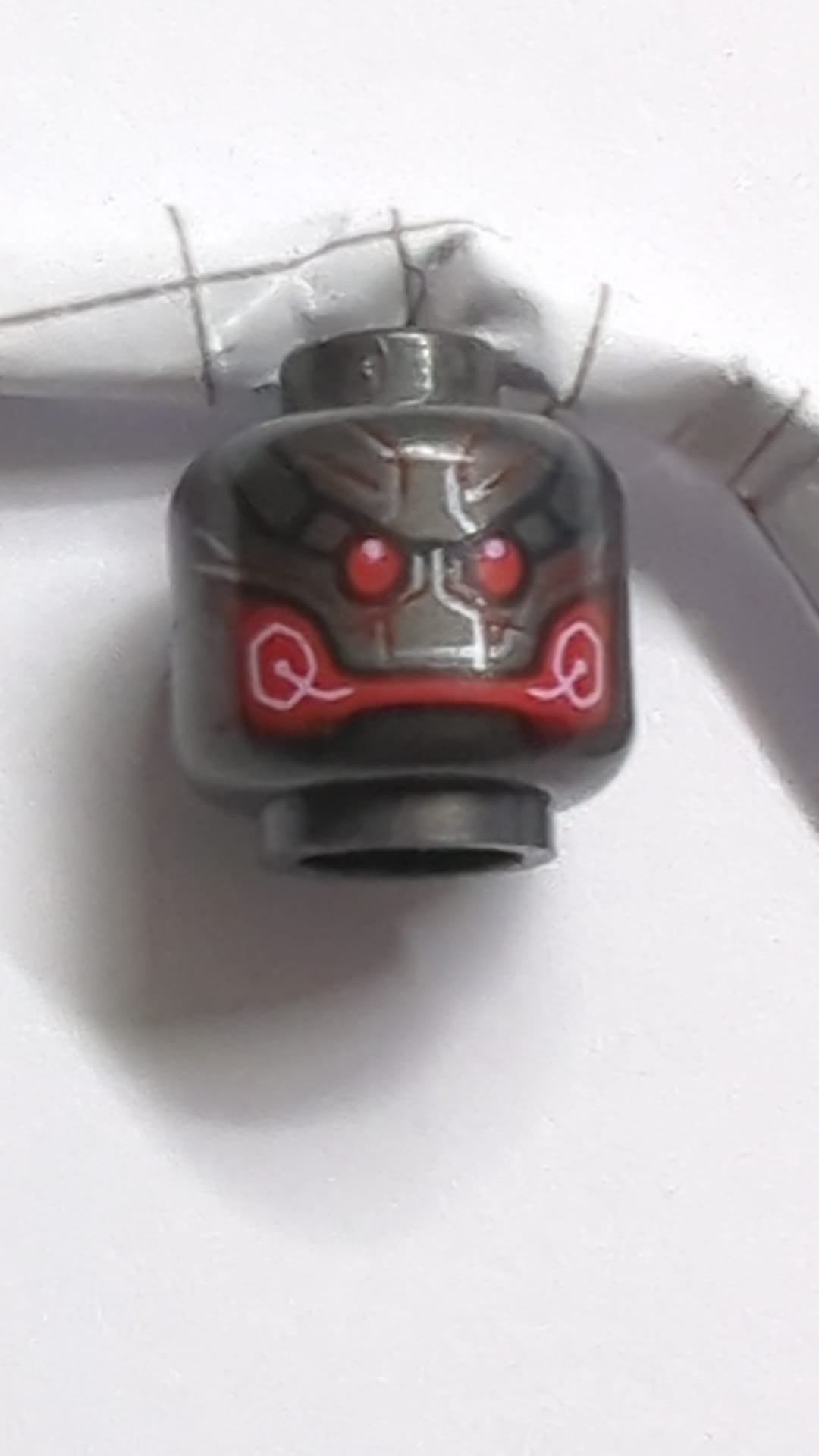 Minifigur, Alienkopf mit rotem Augen- und Mundmuster titan