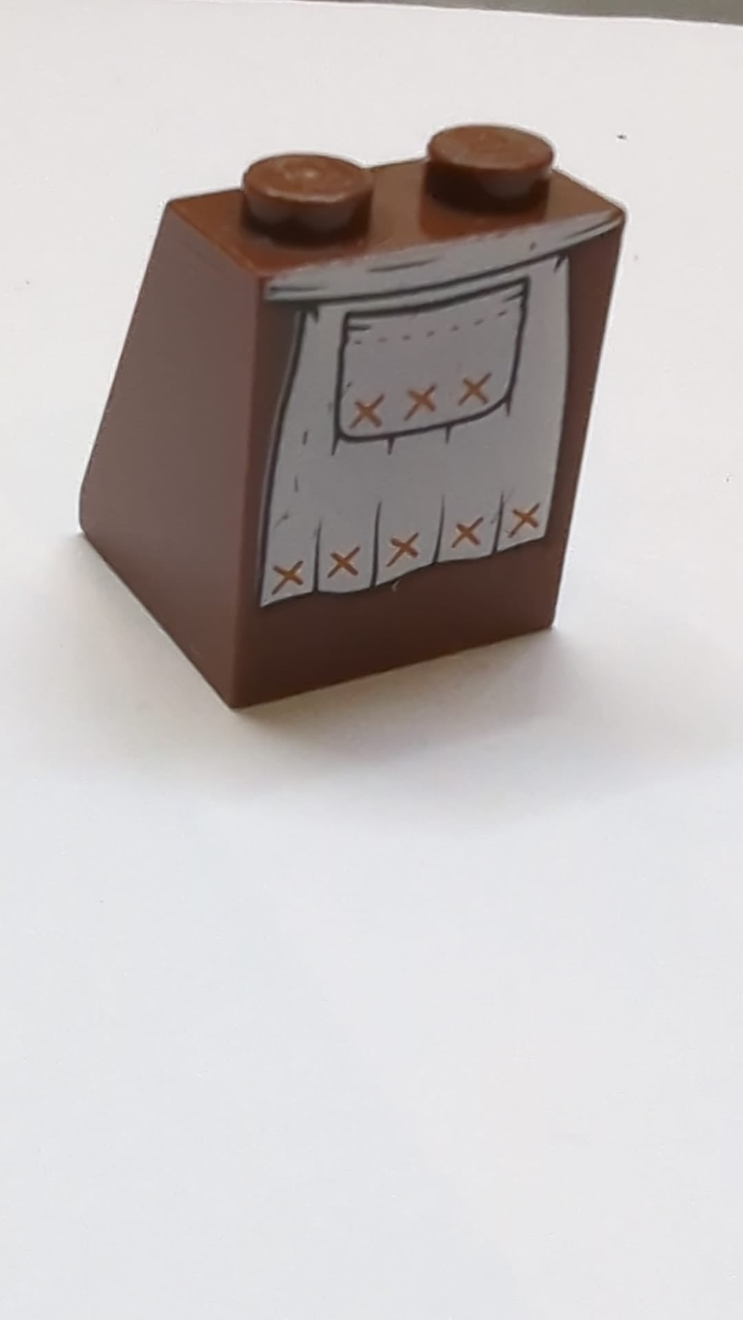 2x2x2 Schräge 65 mit Bodenrohr mit Minifigurenkleid / Rock / Robe, Schürze mit schwarzem Taschenmuster neubraun