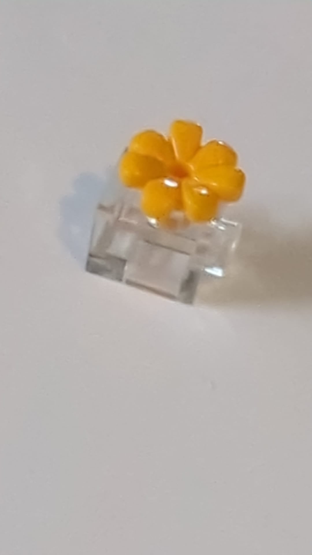 Blume mit Steg und kleinem Stiftloch hellorange