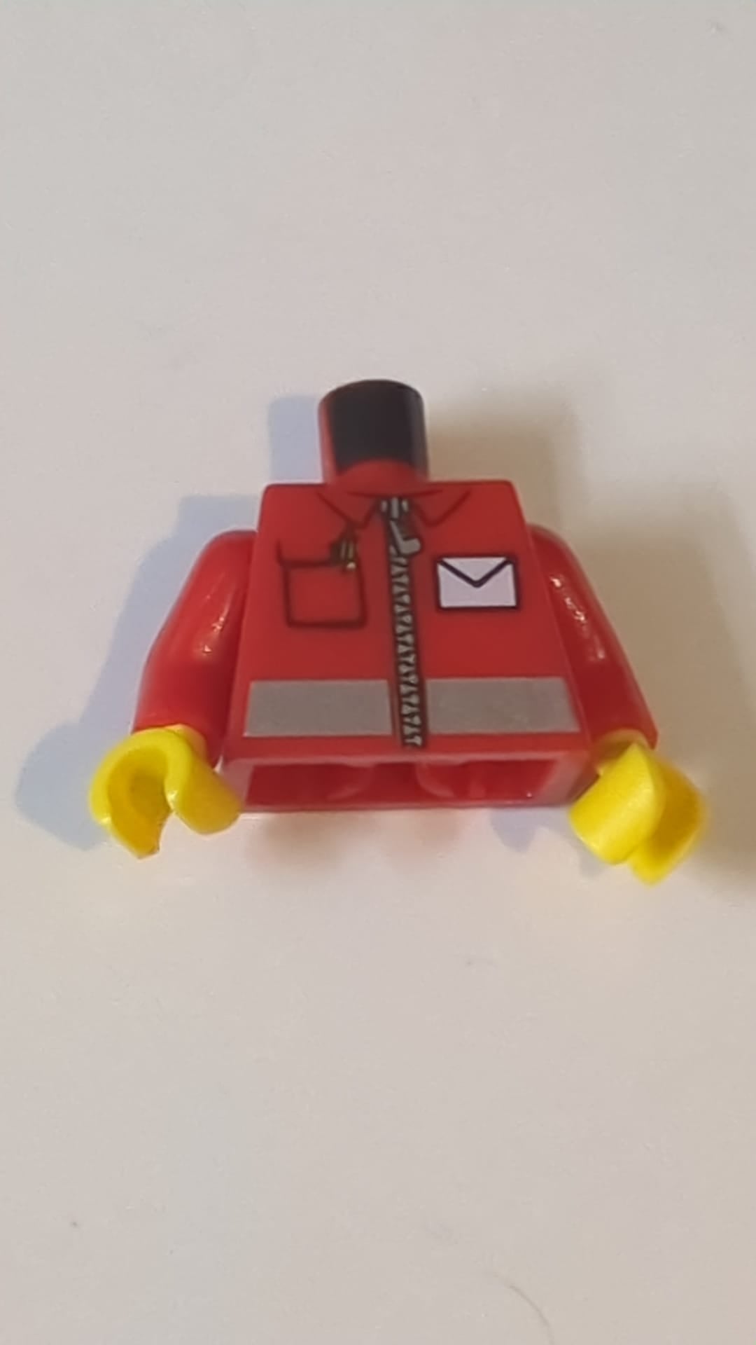 Torso-Jacke mit silbernem Reflexstreifen und Reißverschluss, Stift in der Tasche und weißem Briefumschlagmuster / rote Ärmel / gelbe Hände rot