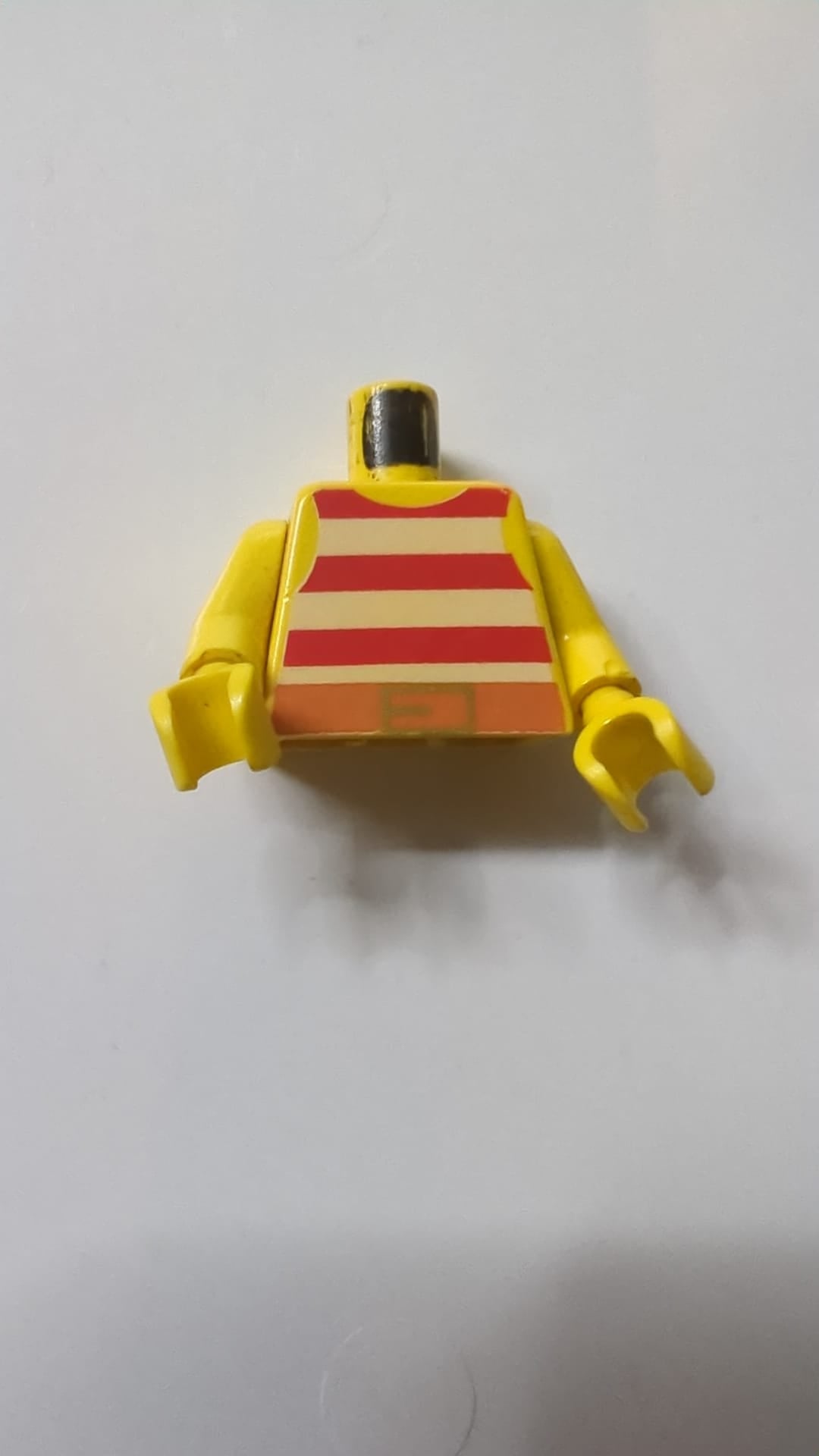 Piraten-Tanktop mit roten und weißen Querstreifen, dunkelorangefarbener Gürtel mit goldener Schnalle / gelbe Ärmel / gelbe Hände gelb
