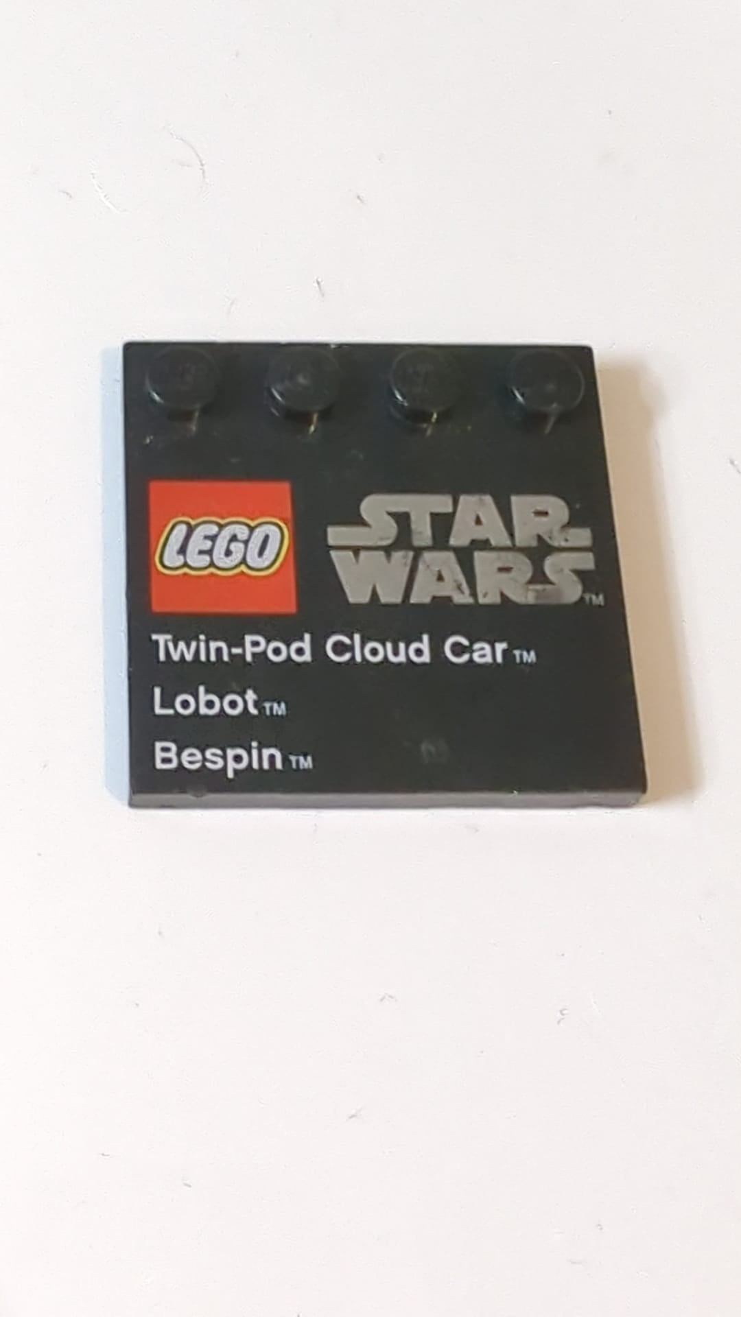 4x4 Fliese, modifizierte Fliese mit Noppen an der Kante und LEGO Star Wars Logo, „Twin-Pod Cloud Car“, „Lobot“ und „Bespin“-Muster schwarz