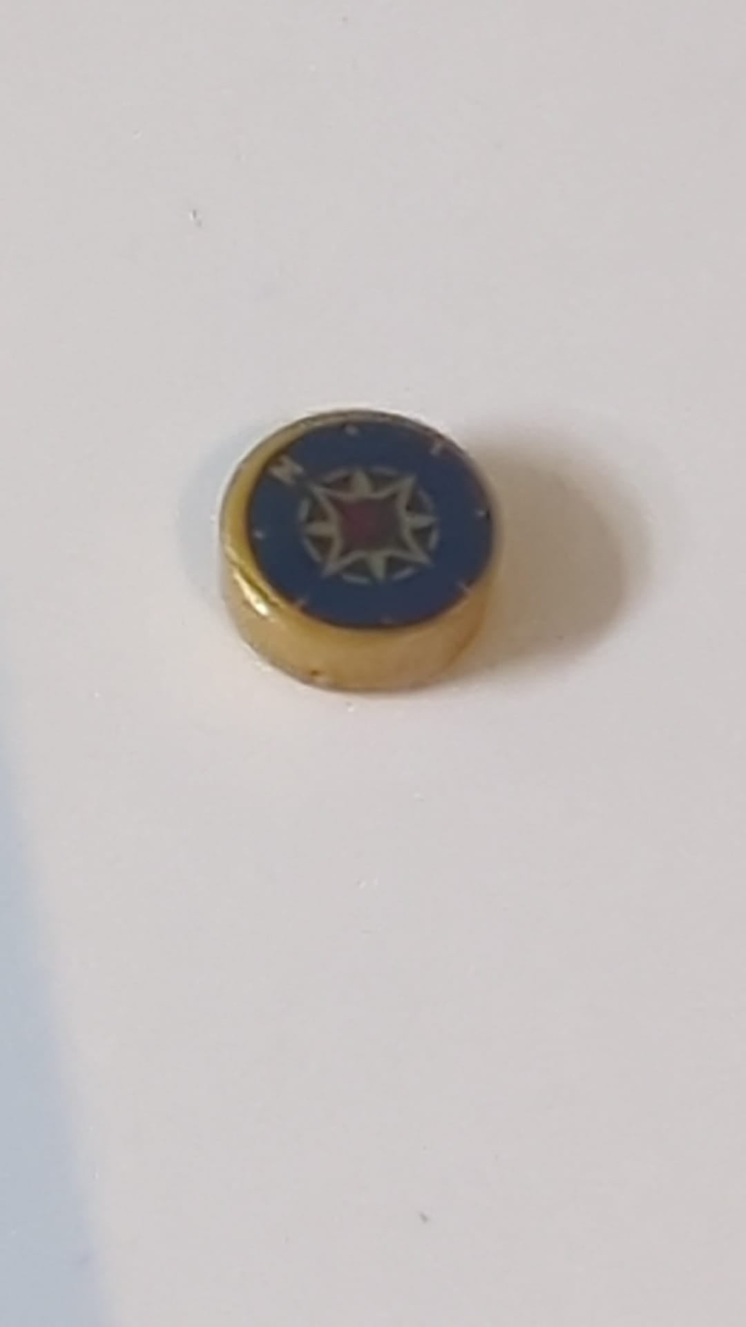 1x1 Fliese, rund , mit dunkelblauer Kompassrose und rotem Nadelmuster pearlgold