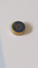 1x1 Fliese, rund , mit dunkelblauer Kompassrose und rotem Nadelmuster pearlgold