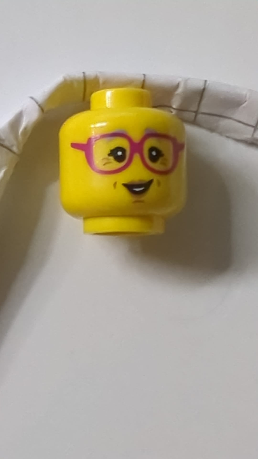 Minifigur, weiblicher Kopf, Brille, dunkelrosa, graue Augenbrauen, Krähenfüße-Muster gelb