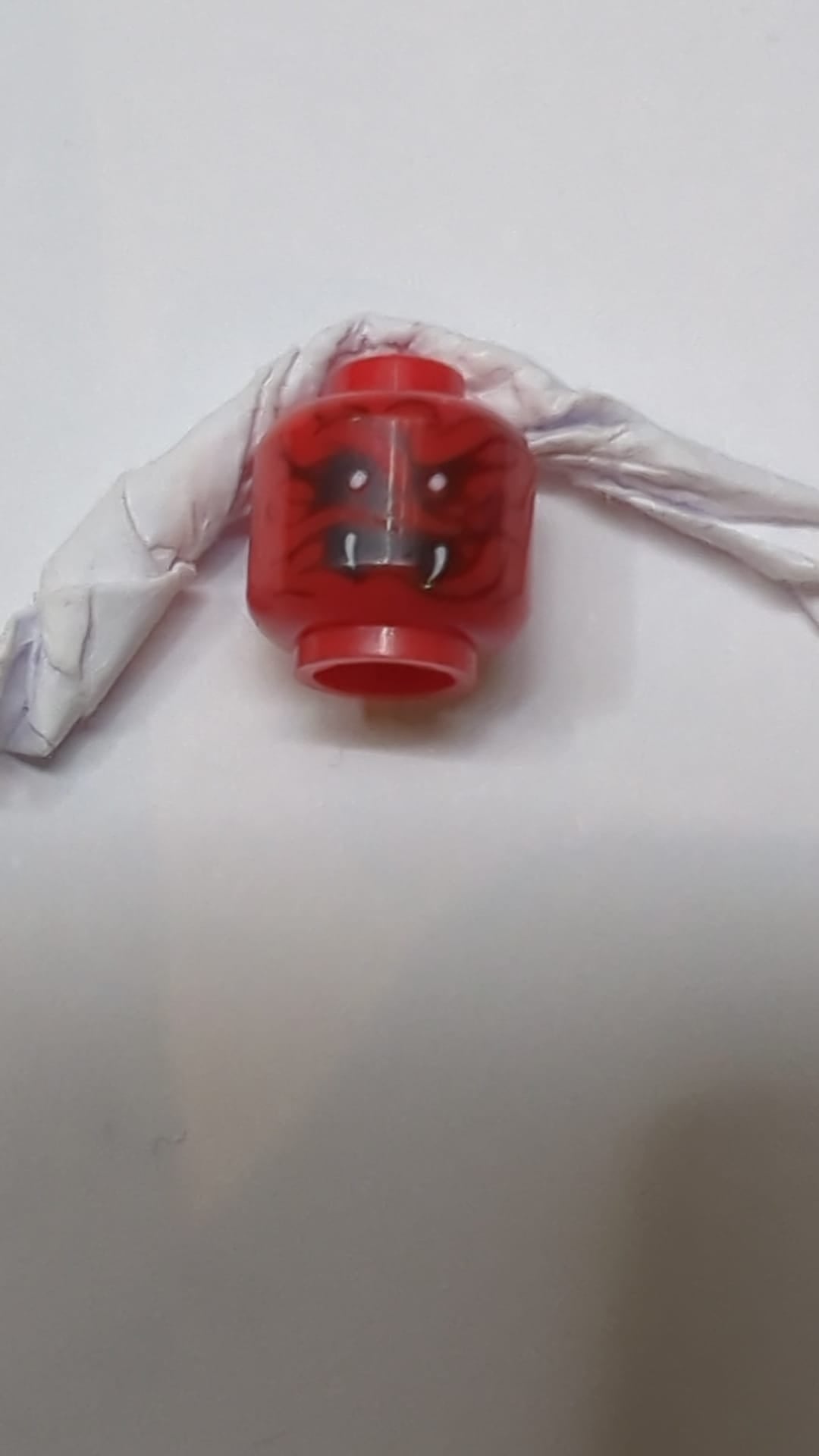 Minifigur, Kopf doppelseitig: Alien-Schlange mit schwarzen Wellenlinien, 2 roten Augen und 2 weißen Reißzähnen / 1 rotes Auge und 2 weiße untere Reißzähne an der Seite rot