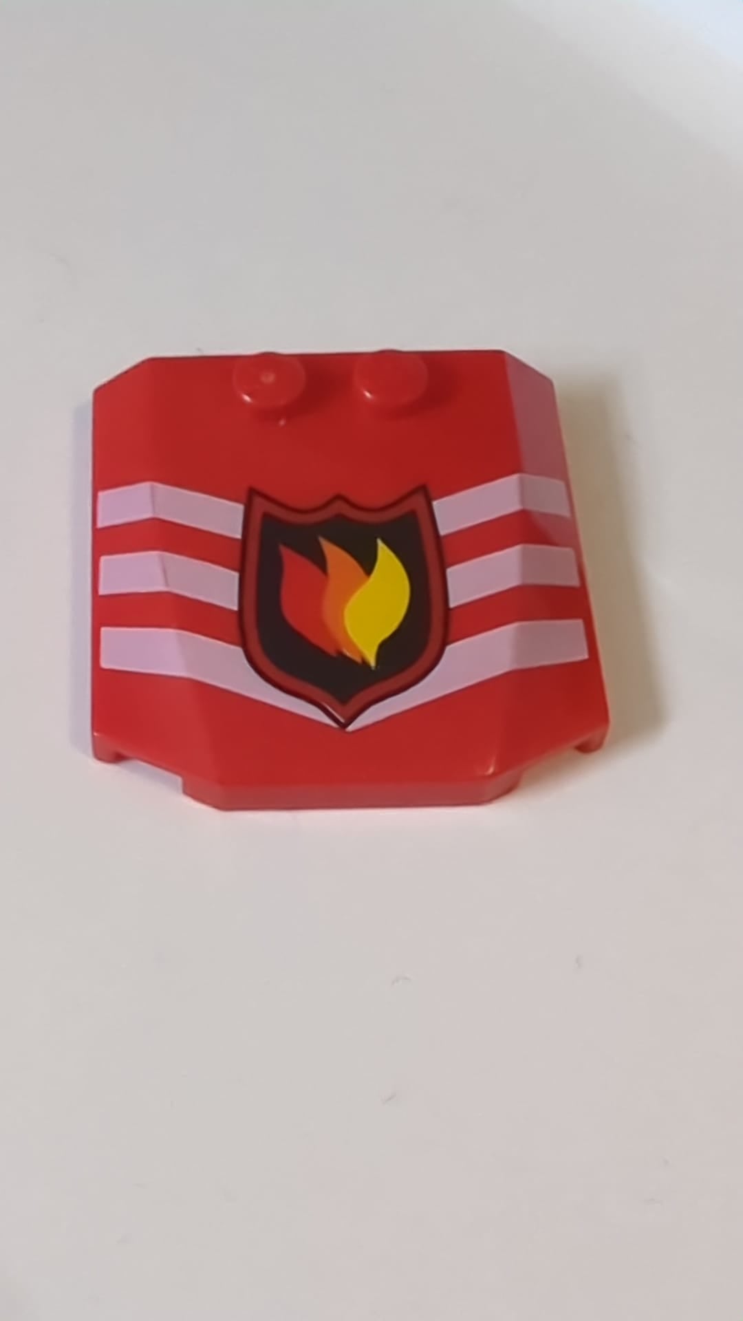 4x4x2/3 Keil dreifach gebogen, mit Feuerlogo-Emblem und 3 weißen Chevron-Muster rot