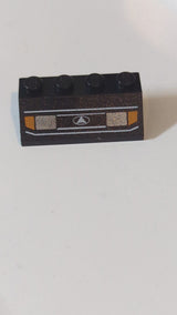 2x4 Dachstein 45° mit silbernen Autoscheinwerfern, orangefarbenen Blinkern und Kühlergrill mit weißem Dreieck im ovalen Logo-Muster schwarz