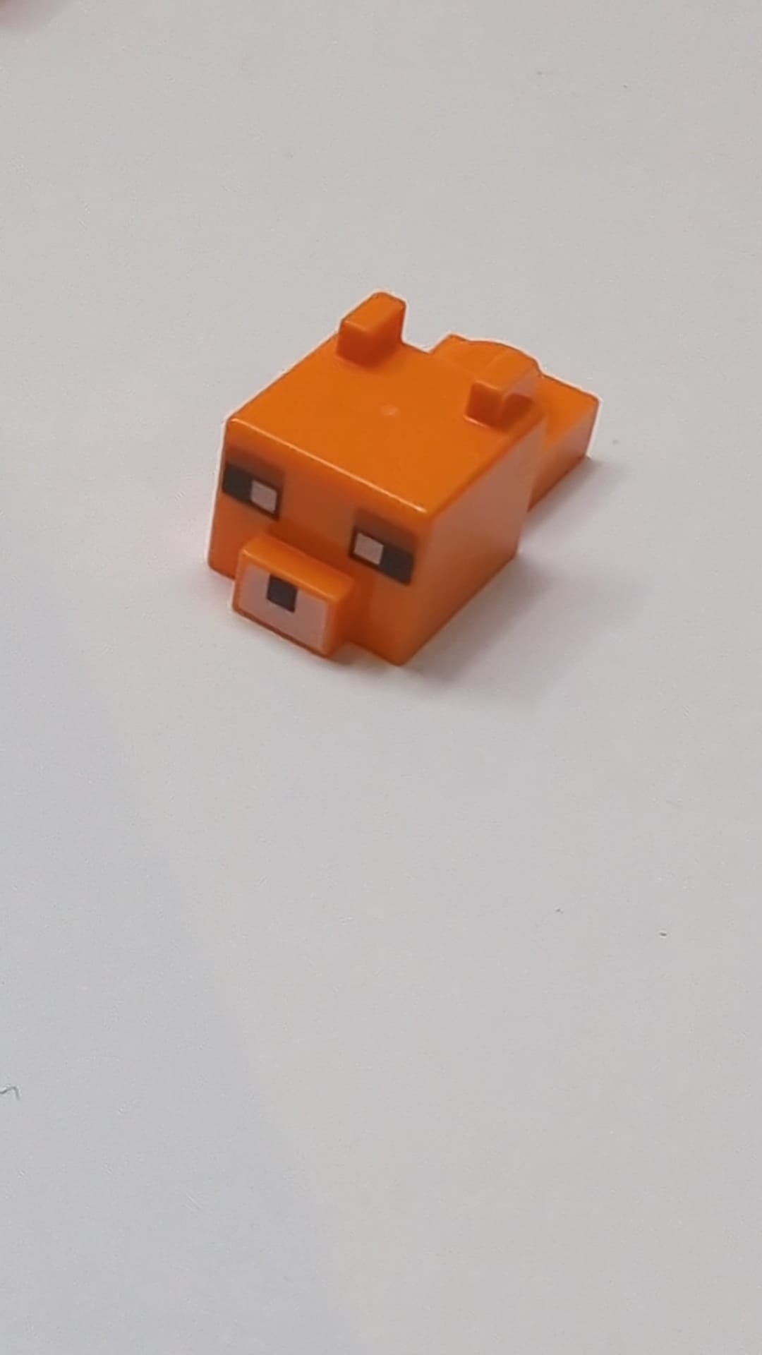 Kreaturenkopf pixelig mit Ohren, Nase und Gesicht mit weißen Augen, rotbraunen Augenbrauen und weißem Nasenmuster "Minecraft Fuchs" orange