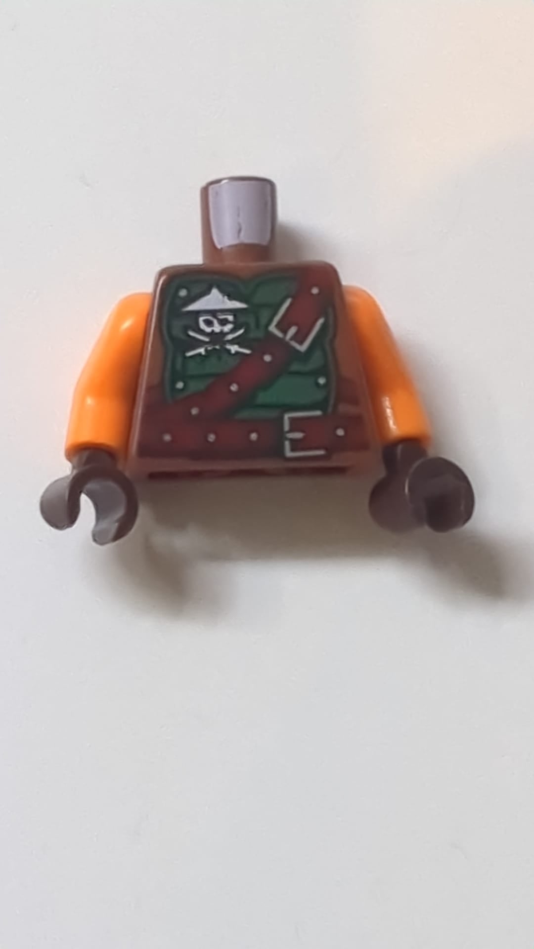 Ninjago-Rüstung (grün) mit Gürteln, Ninja-Schädelmuster mit gekreuzten Schwertern und Scheiden / orange Arme / dunkelbraune Hände neubraun