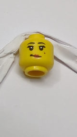 Minifigur, weiblicher Kopf, schwarze Augenbrauen, Wimpern und Schönheitsfleck, rote Lippen, schiefes Grinsen gelb