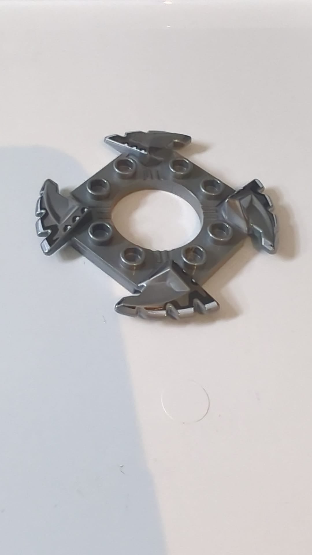 4x4 Ninjago Spinner Krone mit 2x2-Loch und 4 gezackten Enden mit schwarz-weißem Muster pearlsilber