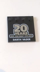 4x4 Fliese, modifiziziert mit Noppen an der Kante mit dem Aufdruck „20 YEARS LEGO STAR WARS 1999–2019“ und dem Muster „DARTH VADER“ schwarz