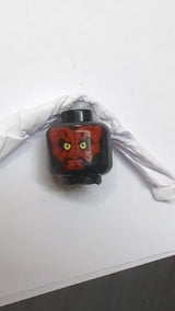 Minifigur, Alienkopf mit Star Wars Darth Maul, rotes Gesichtsmuster schwarz