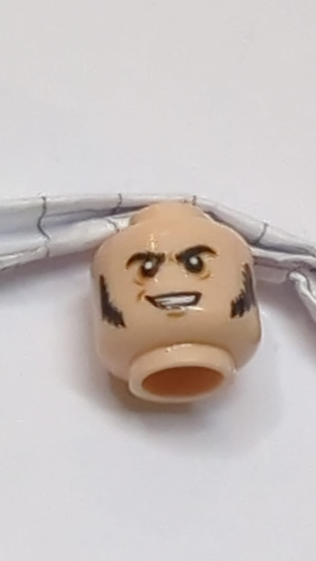 Minifigur, Kopf, schwarze Koteletten und schiefes Lächeln, Muster „Jesus“ hellnougat (fleischfarben)
