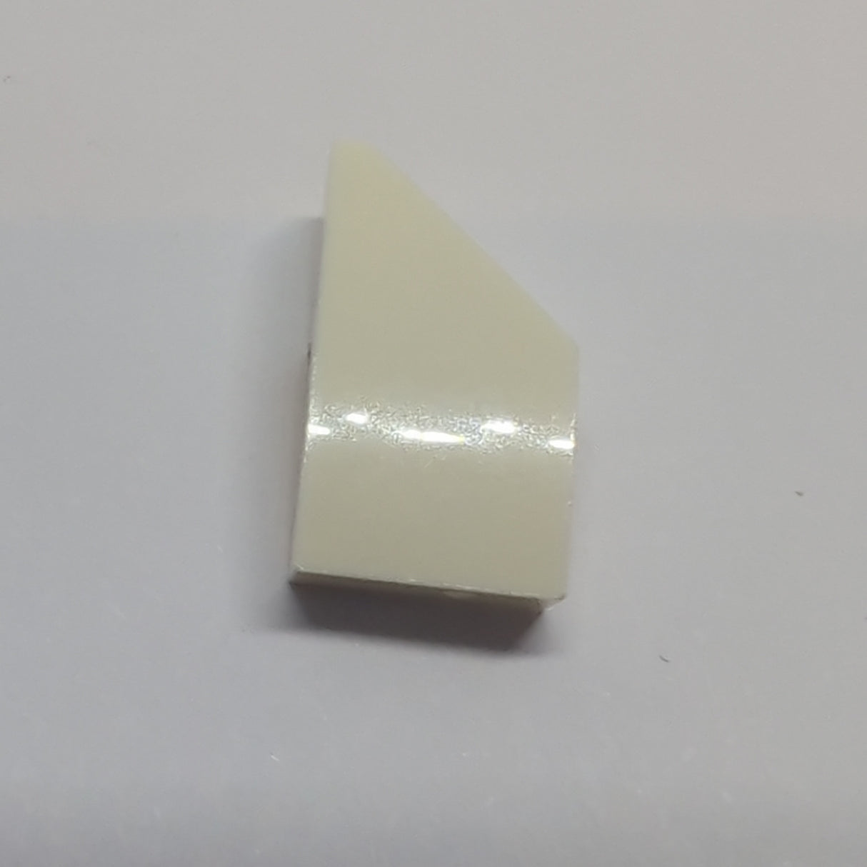 NEU Fliese gebogen Keil 2 x 1 x 2/3 Rechts weiss