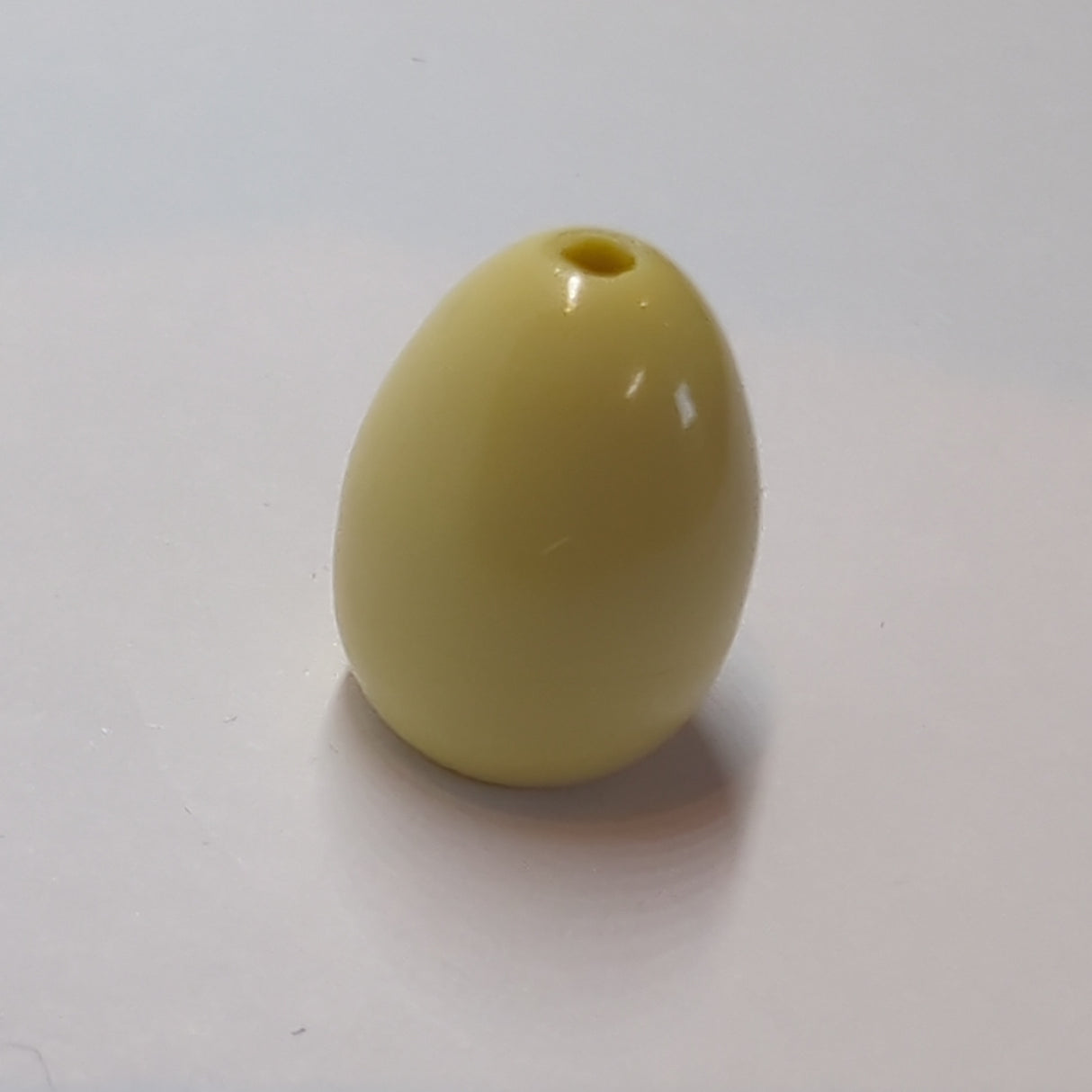 Ei mit Loch auf der Oberseite beige tan