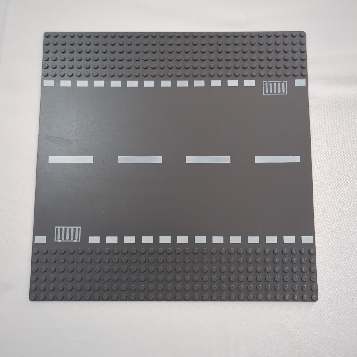 32x32 Grundplatte Strasse gerade mit weißen Strichen und Abflußgulli neudunkelgrau dark bluish gray