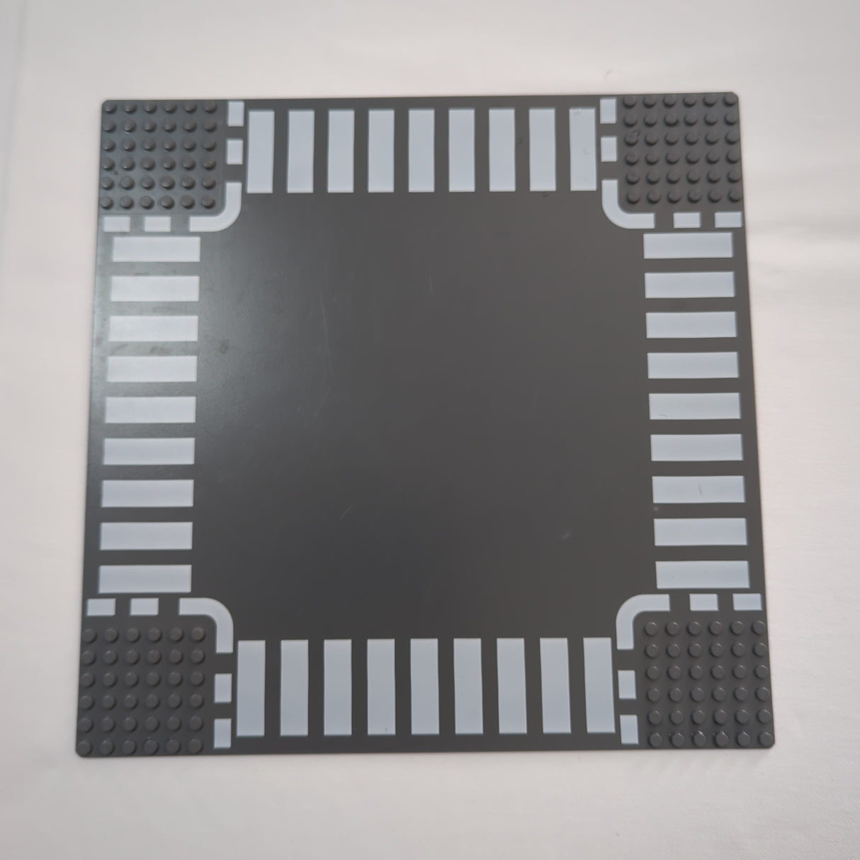 32x32 Grundplatte Strasse Kreuzung mit weißen Strichen neudunkelgrau dark bluish gray