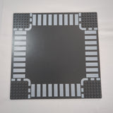 32x32 Grundplatte Strasse Kreuzung mit weißen Strichen neudunkelgrau dark bluish gray