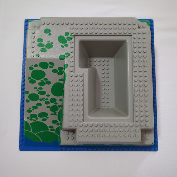 32x32 Grundplatte Bauplatte 3D Burg mit grünen Steinen althellgrau light gray