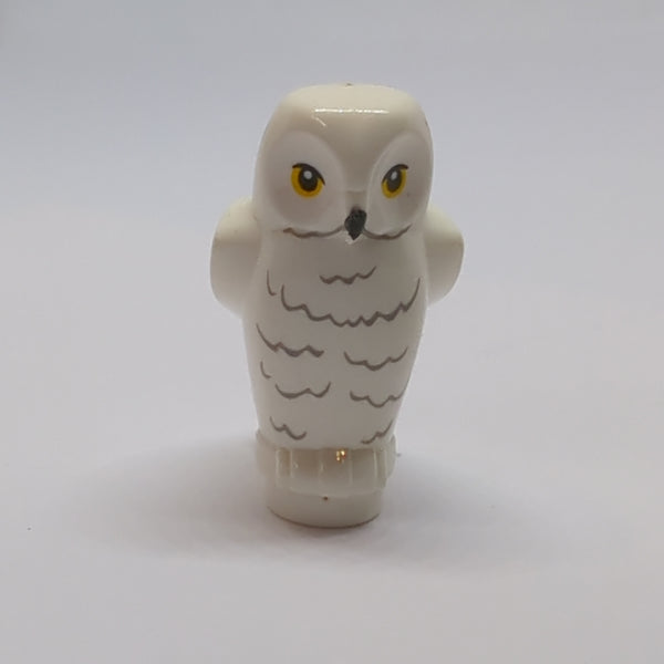Owl, Angular Features with Beak Eule, Yellow Eyes, and Light Bluish Gray Rippled Chest Feathers Pattern (HP Hedwig) weiss white